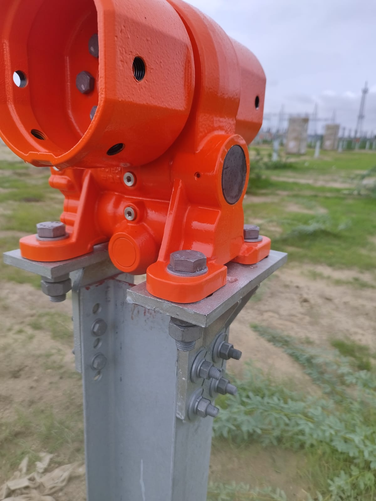 Tracker bearing housing bolted to the head of a driven pile