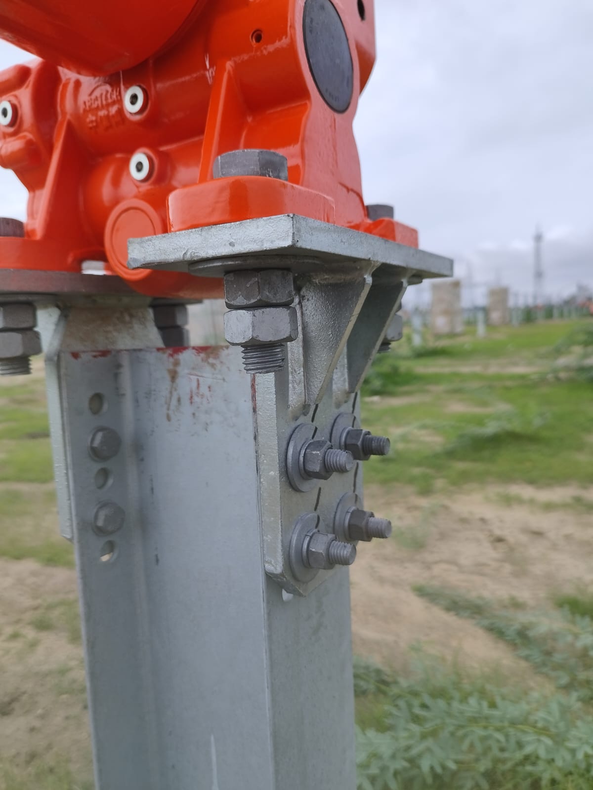 Close view of the tracker bearing baseplate and bolted connection