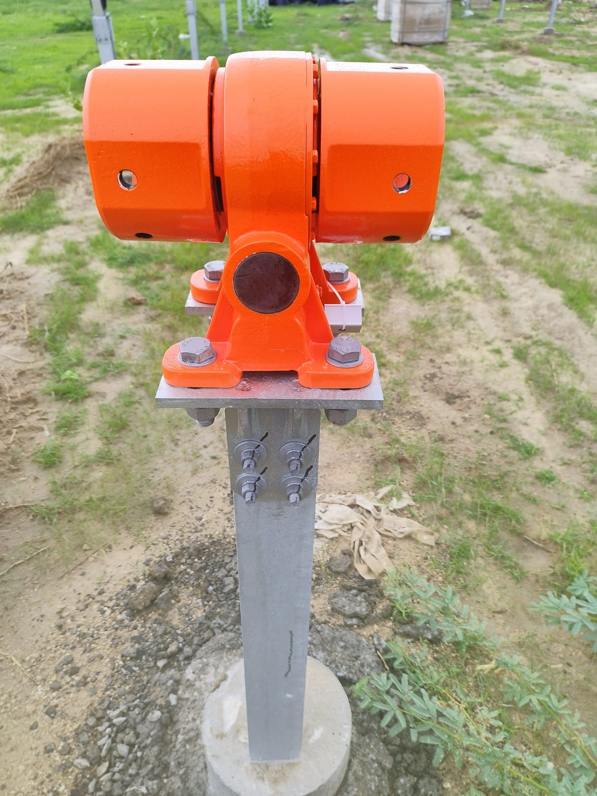 Front view of a tracker bearing housing seated on a galvanised pile
